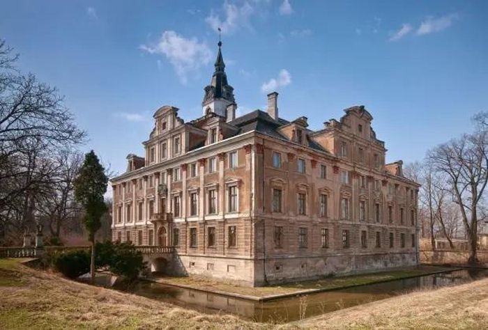 Cung điện Hochberg, Roztoka, Ba Lan. Trong một cuốn nhật ký, một sĩ quan Đức Quốc xã ký tên là “Michaelis” từng nhắc đến việc có rất nhiều vàng được giấu trong một cái giếng hoang sâu 60m bên dưới Cung điện Hochberg từ thế kỷ 16 ở Roztoka, tây nam Ba Lan. Vàng dưới đáy giếng được cho là thuộc về ngân hàng Reichsbank ở thị trấn Breslau của Ba Lan (nay là Wrocław) và ước tính trị giá hàng tỷ Euro, kênh tin tức Ba Lan TFN đưa tin.