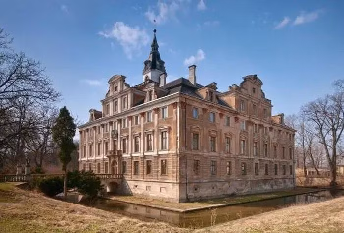 Cung điện Hochberg, Roztoka, Ba Lan. Trong một cuốn nhật ký, một sĩ quan Đức Quốc xã ký tên là “Michaelis” từng nhắc đến việc có rất nhiều vàng được giấu trong một cái giếng hoang sâu 60m bên dưới Cung điện Hochberg từ thế kỷ 16 ở Roztoka, tây nam Ba Lan. Vàng dưới đáy giếng được cho là thuộc về ngân hàng Reichsbank ở thị trấn Breslau của Ba Lan (nay là Wrocław) và ước tính trị giá hàng tỷ Euro, kênh tin tức Ba Lan TFN đưa tin.