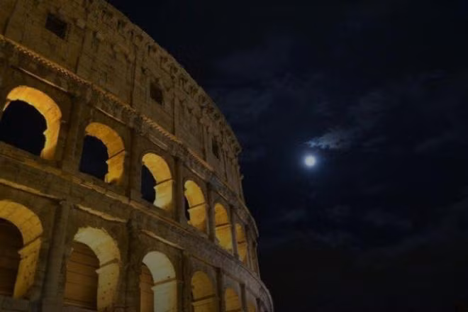 Rome của người La Mã được xây dựng trên 7 quả đồi liền nhau. Người La Mã đã xây dựng nhiều quảng trường, tu viện, hoàng cung, đấu trường, miếu thần, pháo đài cổ, đài phun nước… tại Rome. Tuy nhiên, các nhà khảo cổ đã phát hiện một số bằng chứng về việc con người sinh sống ở Rome từ trước năm 753 trước Công nguyên. Ngọn đồi Palentino ở Rome gắn liền với truyền thuyết của người La Mã thời cổ đại về hai anh em sinh đôi Romulus và Rimus. Sau khi 2 anh em bị bỏ rơi do một lời tiên tri, người ta đã tìm thấy Romulus và Rimus ở ngọn đồi Palentino sau nhiều năm được nuôi sống bởi dòng sữa của một con sói. Do vậy, biểu tượng của thành Rome xuất phát từ truyền thuyết trên chính là hình ảnh 2 đứa trẻ đang bú sữa của một con sói mẹ.
