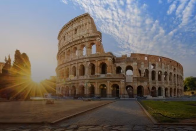  Đấu trường La Mã được biết đến đầu tiên dưới cái tên Amphitheatrum Flavium theo tiếng Latinh hoặc Anfitea tro Flavio tiếng Ý, sau này gọi là Colosseum hay Colosseo, là một đấu trường lớn ở thành phố Roma. Công suất chứa lúc mới xây xong là 50 000 khán giả. Đấu trường La Mã (Colosseum) được xây dựng khoảng năm 70-80, dưới thời hoàng đế Vespasian. Đây là công trình lớn nhất của đế chế La Mã với sức chứa khoảng 50.000 người. Đấu trường khổng lồ này là nơi diễn ra những trận chiến đấu, nhào lộn của các võ sĩ, đấu sĩ chuyên nghiệp. Vào thời đó, Colosseum là nơi tranh tài của hơn 20 kiểu đấu sĩ, mỗi kiểu có vũ khí và giáp trụ khác nhau. Đấu sĩ thường là những nô lệ. Nếu chiến đấu giỏi, họ có thể được giải phóng, trả tự do.