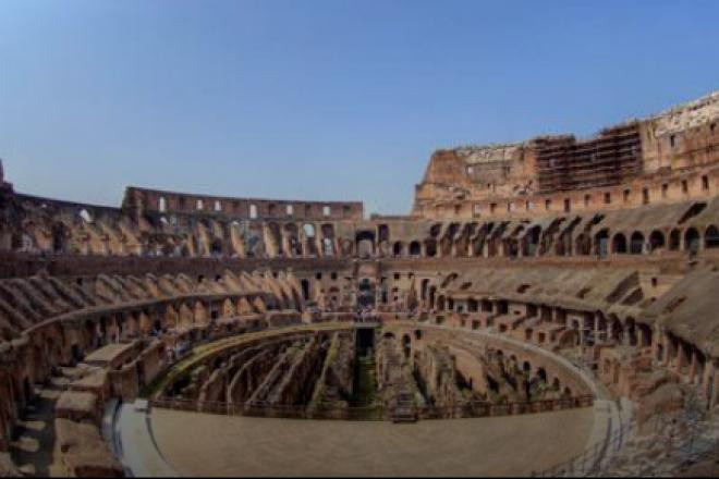 Đấu trường La Mã với chiều cao 48m, dài 189m và rộng 156m. Ước tính tường bên ngoài có chu vi 545 m và cần phải dùng 100.000 m3 đá hoa cương được giữ với nhau bằng 300 tấn vòng kẹp sắt. ... Hàng ghế đầu tiên gần sân khấu nhất làm bằng đá hoa cương để dành cho hoàng đế và các vị senators. Tại trung tâm của Colosseum là Hypogeum, một phần của mạng lưới ngầm, bên trên là sàn của đấu trường. Thiết kế bên trong hoàn hảo tới mức người dân có thể nhanh chóng thoát khỏi tòa nhà chỉ trong vài phút. Điều này là nhờ 4 hàng cửa vòm cuốn bằng những trụ đá vuông và có chiều cao 48m được chia làm 3 tầng. Mỗi hàng cửa vòm có tất cả 80 cửa để khán giả ra vào trong đấu trường.