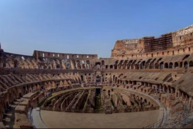 Đấu trường La Mã với chiều cao 48m, dài 189m và rộng 156m. Ước tính tường bên ngoài có chu vi 545 m và cần phải dùng 100.000 m3 đá hoa cương được giữ với nhau bằng 300 tấn vòng kẹp sắt. ... Hàng ghế đầu tiên gần sân khấu nhất làm bằng đá hoa cương để dành cho hoàng đế và các vị senators. Tại trung tâm của Colosseum là Hypogeum, một phần của mạng lưới ngầm, bên trên là sàn của đấu trường. Thiết kế bên trong hoàn hảo tới mức người dân có thể nhanh chóng thoát khỏi tòa nhà chỉ trong vài phút. Điều này là nhờ 4 hàng cửa vòm cuốn bằng những trụ đá vuông và có chiều cao 48m được chia làm 3 tầng. Mỗi hàng cửa vòm có tất cả 80 cửa để khán giả ra vào trong đấu trường.