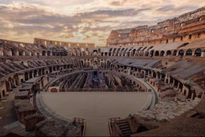 Khán đài của đấu trường Colosseum được chia thành nhiều tầng và phân theo địa vị xã hội. Thời bấy giờ, địa vị xã hội của La Mã được chia thành 6 giai tầng, theo thứ tự từ cao xuống thấp. Hàng ghế đầu tiên gần sân khấu nhất làm bằng đá hoa cương để dành cho hoàng đế và các vị senators. Kế tiếp là 14 hàng ghế làm bằng đá sa thạch dành cho các kỵ sĩ. Các hàng tiếp theo được chia làm ba khu. Khu dưới dành cho những người giàu có, khu trên cùng dành cho những người nghèo khó. Hạng bét nhất trong Colosseo là các hàng ghế gỗ dành cho phụ nữ ở trên cao và xa sân khấu nhất. Ngày nay người ta vẫn còn nhận ra những hàng chữ để phân biệt vị trí trong xã hội của những người đến xem. Những ghế dành cho các vị senators thì được viết họ tên đầy đủ của từng người, còn những hàng ghế khác thì chỉ ghi thứ hạng trong xã hội mà khán giả trong thứ hạng đó mới được mua vé.