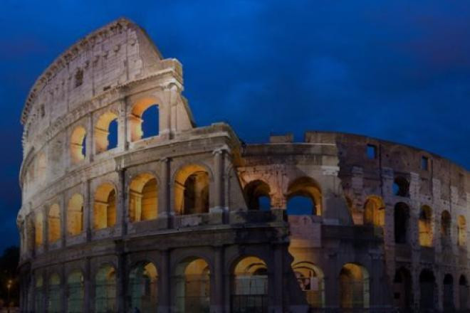 Là công trình có quy mô đồ sộ tại thời điểm mới xuất hiện, song thời gian xây dựng Colosseum diễn ra rất nhanh chóng, chỉ kéo dài chưa tới 5 năm, từ năm 75 tới năm 80 sau công nguyên dưới thời Titus. Dưới thời Hoàng đế Domitian, công trình được chỉnh sửa khá nhiều.