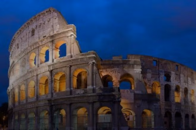 Là công trình có quy mô đồ sộ tại thời điểm mới xuất hiện, song thời gian xây dựng Colosseum diễn ra rất nhanh chóng, chỉ kéo dài chưa tới 5 năm, từ năm 75 tới năm 80 sau công nguyên dưới thời Titus. Dưới thời Hoàng đế Domitian, công trình được chỉnh sửa khá nhiều.