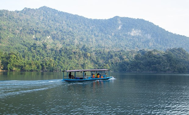 Hồ Ba Bể - viên ngọc bích của vùng núi rừng Ðông Bắc - Hình 2 Ho Ba Be - vien ngoc bich cua vung nui rung Ðong Bac-Hinh-2