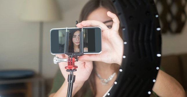 Nghe kiem bon tien va giot nuoc mat tui hon sau khi tat livestream-Hinh-3