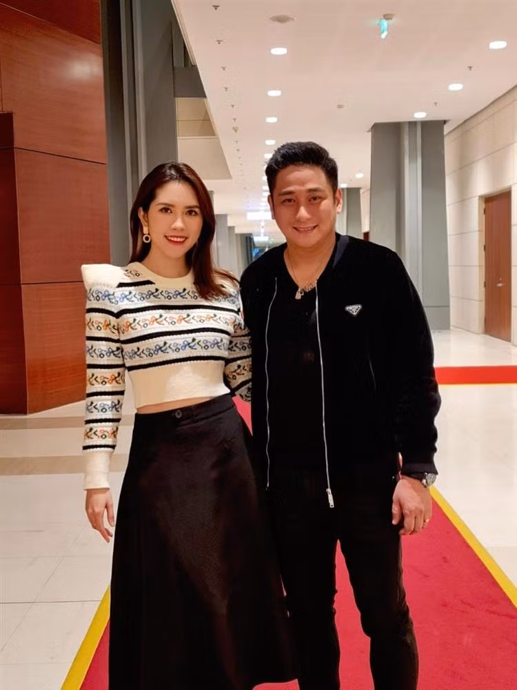 Với Thùy Dương, chồng dù hơn nhiều tuổi nhưng vui tính, tình cảm và luôn giúp đỡ vợ việc nhà khi có thể.