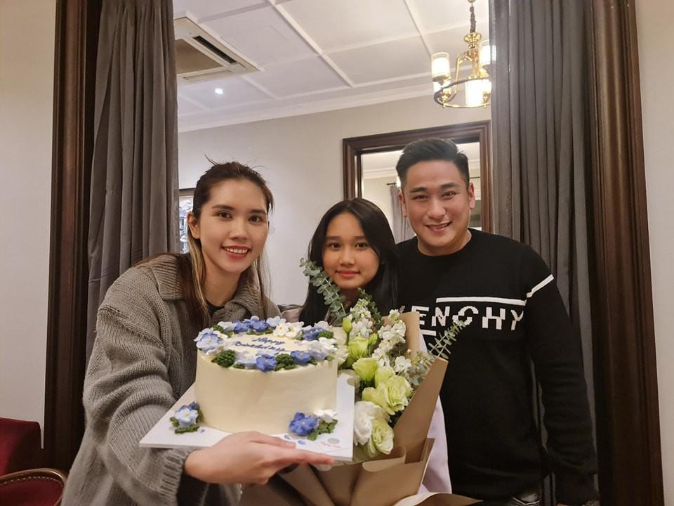 ia đình Minh Tiệp - Thùy Dương luôn thể hiện tình cảm ấm áp, hạnh phúc bên nhau trong những dịp đặc biệt.