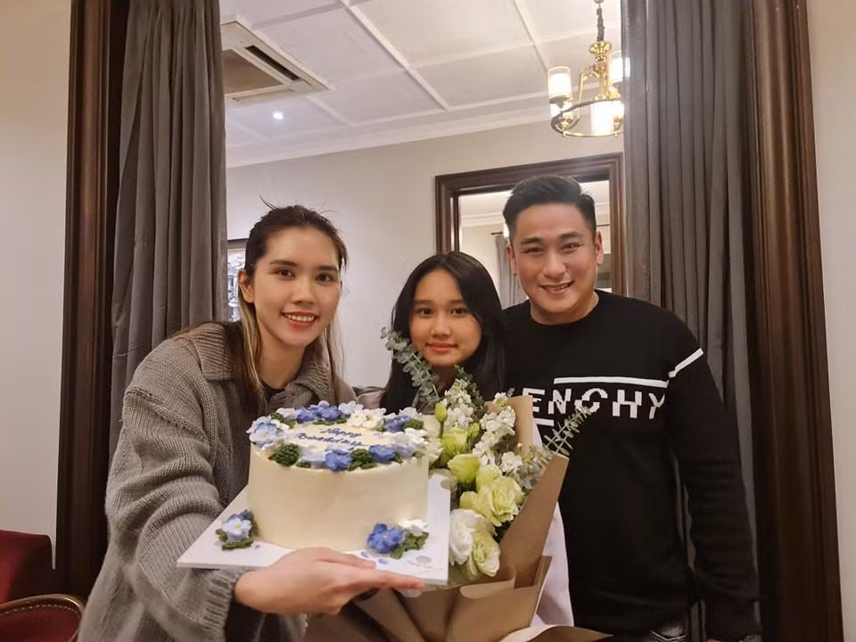 Gia đình Minh Tiệp - Thùy Dương luôn thể hiện tình cảm ấm áp, hạnh phúc bên nhau trong những dịp đặc biệt.