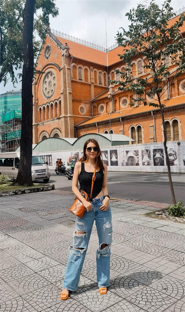 uy nhiên, cũng có lúc cô chọn những set đồ trẻ trung, cá tính để thay đổi.