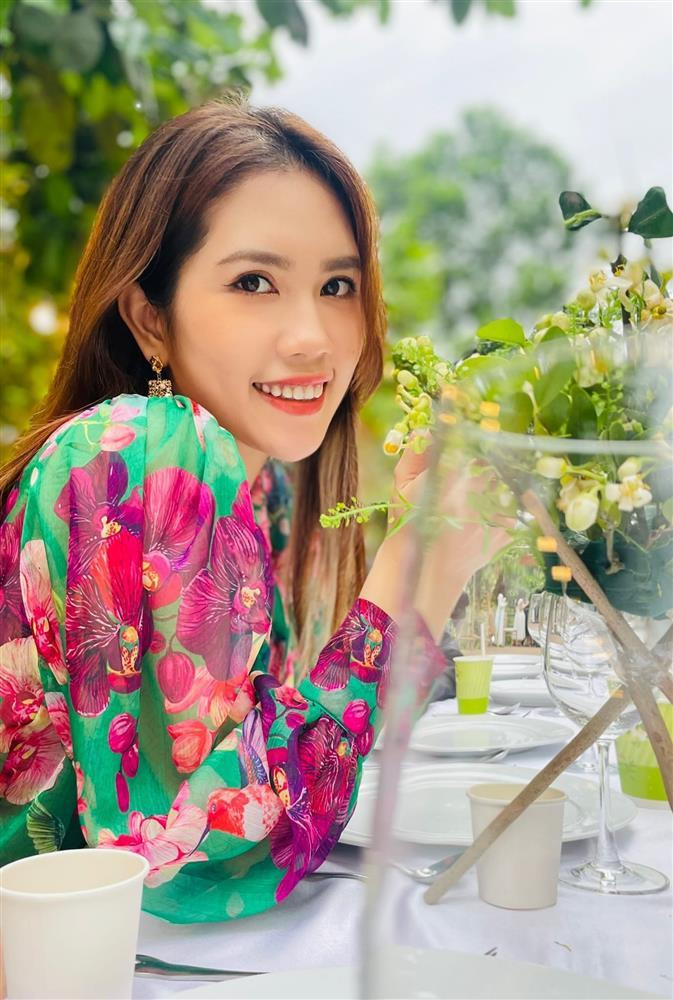 ả Minh Tiệp và Thùy Dương đều có sở thích về thời trang. Nam diễn viên luôn khuyến khích vợ mặc đẹp dù ở bất cứ đâu.