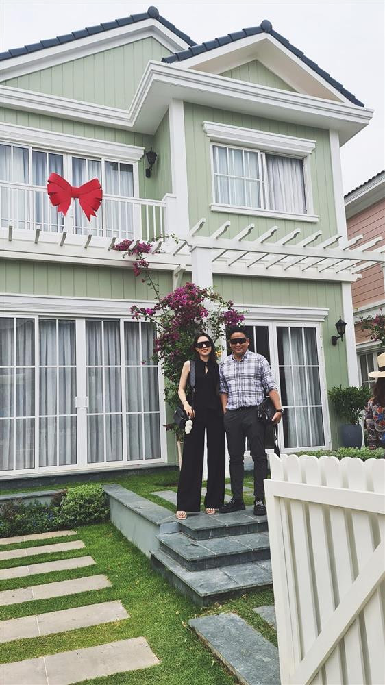 hờ thuận vợ thuận chồng mà cuộc sống, sự nghiệp của cặp đôi ngày càng đi lên. Cả hai mới mua thêm ngôi nhà ở vùng ngoại ô.