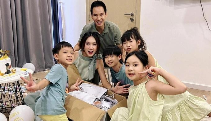 Loạt mỹ nhân Việt đông con: 'Nghiện' đẻ, chi tiền tỷ nuôi con - Hình 2 Loat my nhan Viet dong con: 'Nghien' de, chi tien ty nuoi con-Hinh-2