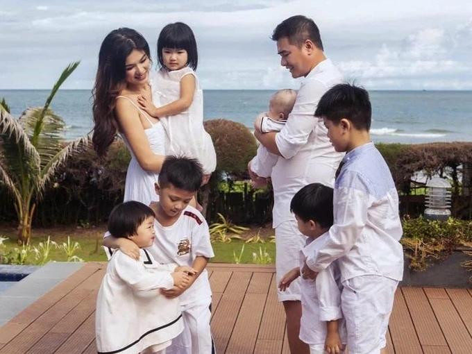 Loạt mỹ nhân Việt đông con: 'Nghiện' đẻ, chi tiền tỷ nuôi con - Hình 6 Loat my nhan Viet dong con: 'Nghien' de, chi tien ty nuoi con-Hinh-6