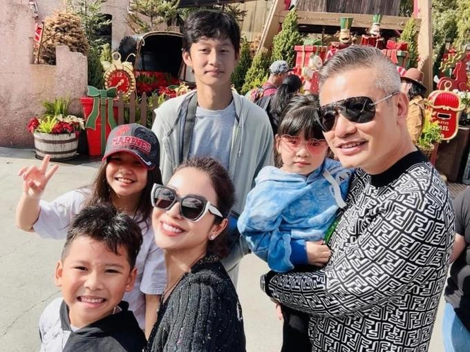 Loạt mỹ nhân Việt đông con: 'Nghiện' đẻ, chi tiền tỷ nuôi con - Hình 3 Loat my nhan Viet dong con: 'Nghien' de, chi tien ty nuoi con-Hinh-3