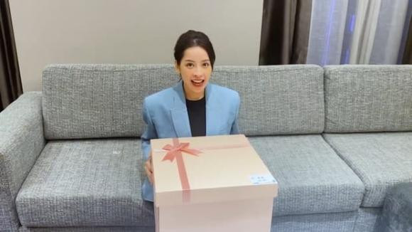 Chi Pu đập hộp quà của Huỳnh Hiểu Minh, netizen tan chảy? Chi Pu dap hop qua cua Huynh Hieu Minh, netizen tan chay?