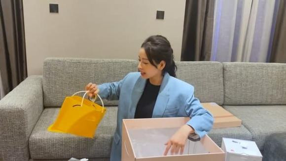 Chi Pu đập hộp quà của Huỳnh Hiểu Minh, netizen tan chảy? - Hình 4 Chi Pu dap hop qua cua Huynh Hieu Minh, netizen tan chay?-Hinh-4