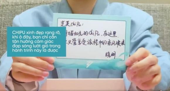 Chi Pu đập hộp quà của Huỳnh Hiểu Minh, netizen tan chảy? - Hình 3 Chi Pu dap hop qua cua Huynh Hieu Minh, netizen tan chay?-Hinh-3