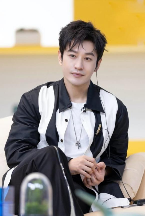 Chi Pu đập hộp quà của Huỳnh Hiểu Minh, netizen tan chảy? - Hình 2 Chi Pu dap hop qua cua Huynh Hieu Minh, netizen tan chay?-Hinh-2