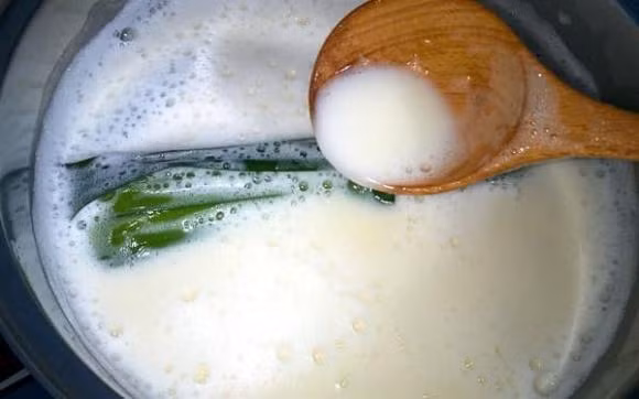 Luoc thit, ninh xuong co nen hot bo bot noi len khong?-Hinh-4