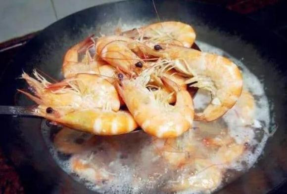 Luộc thịt, ninh xương có nên hớt bỏ bọt nổi lên không? - Hình 2 Luoc thit, ninh xuong co nen hot bo bot noi len khong?-Hinh-2