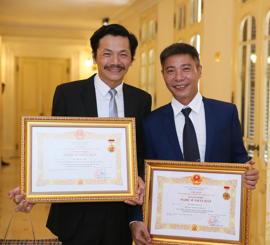 Dung de chuyen xet tang NSND, NSUT bi danh dong 'loan hoa hau'