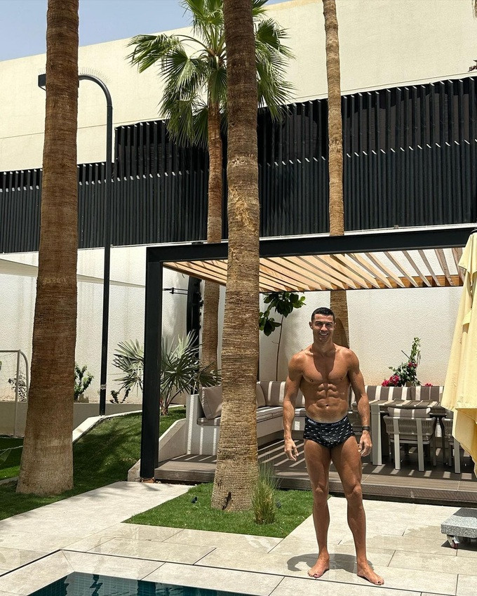 Ronaldo va ban gai khoe co ngoi moi o A Rap Xe-ut