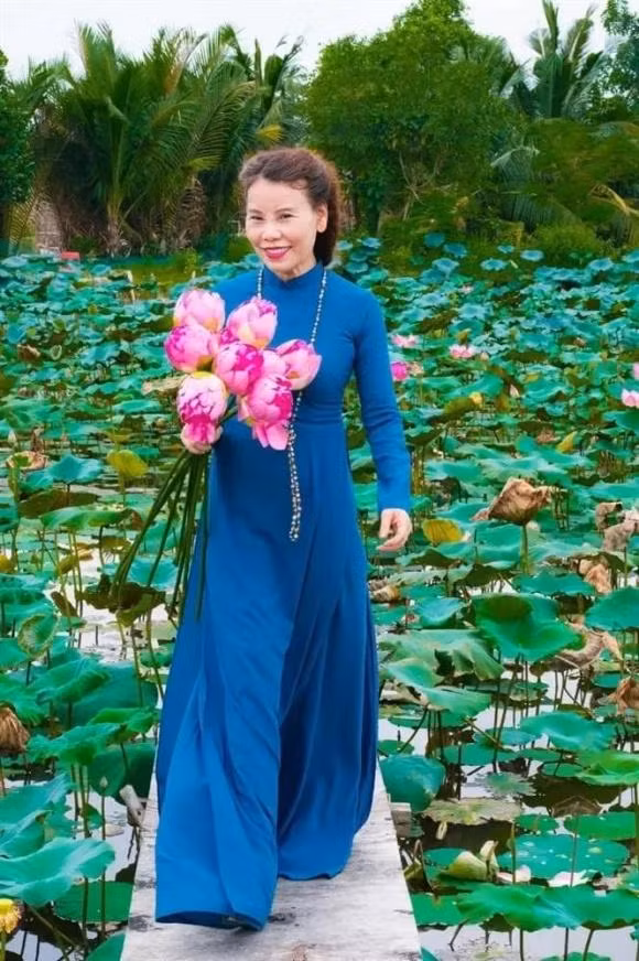 Mẹ Hà Hồ diện áo dài: Dáng nuột hơn cả con gái ảnh 6