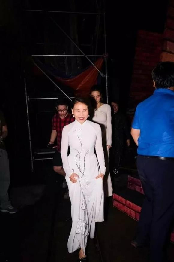 Mẹ Hà Hồ diện áo dài: Dáng nuột hơn cả con gái ảnh 4 Mẹ Hà Hồ diện áo dài: Dáng nuột hơn cả con gái ảnh 4