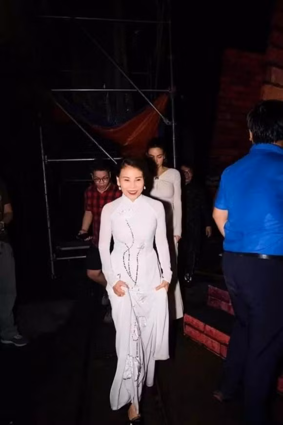 Mẹ Hà Hồ diện áo dài: Dáng nuột hơn cả con gái ảnh 4
