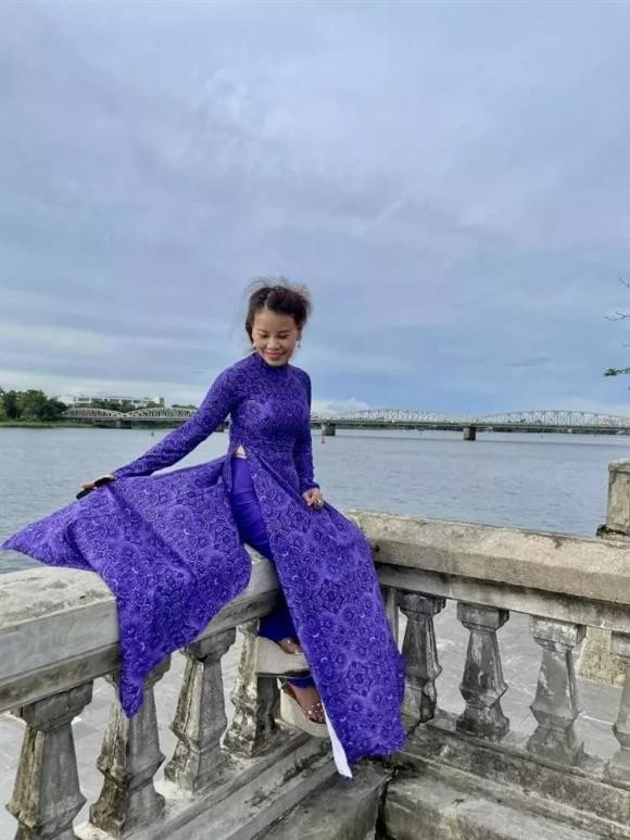 Mẹ Hà Hồ diện áo dài: Dáng nuột hơn cả con gái ảnh 7 Mẹ Hà Hồ diện áo dài: Dáng nuột hơn cả con gái ảnh 7