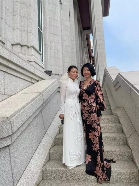 Mẹ Hà Hồ diện áo dài: Dáng nuột hơn cả con gái ảnh 1 Mẹ Hà Hồ diện áo dài: Dáng nuột hơn cả con gái ảnh 1