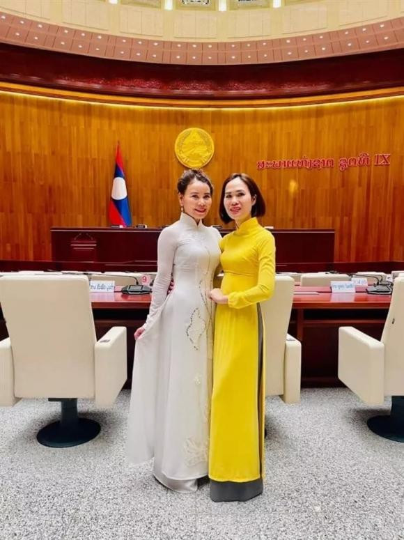 Mẹ Hà Hồ diện áo dài: Dáng nuột hơn cả con gái ảnh 2 Mẹ Hà Hồ diện áo dài: Dáng nuột hơn cả con gái ảnh 2