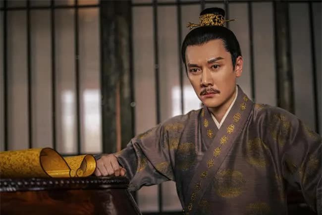 Chu Nguyen Chuong boc quyt cho con trai, Hoang hau hoang hot-Hinh-2