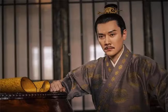 Chu Nguyen Chuong boc quyt cho con trai, Hoang hau hoang hot-Hinh-2