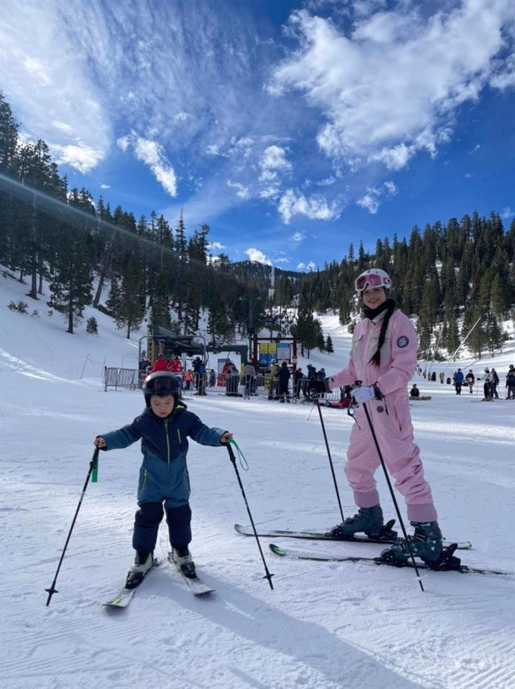 Quý tử nhà Hoa hậu Phạm Hương mới 5 tuổi sống chuẩn rich kid - Hình 6 Quy tu nha Hoa hau Pham Huong moi 5 tuoi song chuan rich kid-Hinh-6