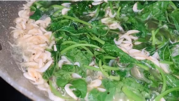 Rau khoai lang chuyen mau, ba noi tro khong biet an hay bo-Hinh-2