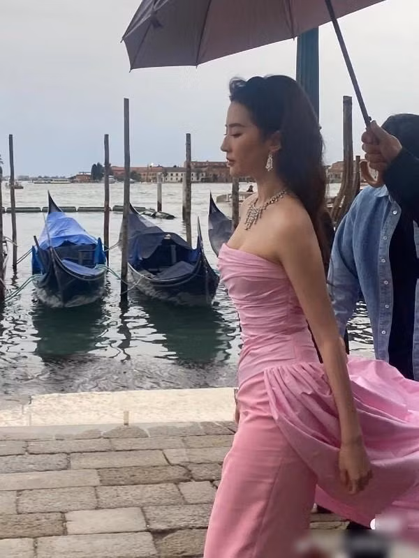 Luu Diec Phi dien vay lap lo, anh cam thuong co 'dim hang'?-Hinh-6