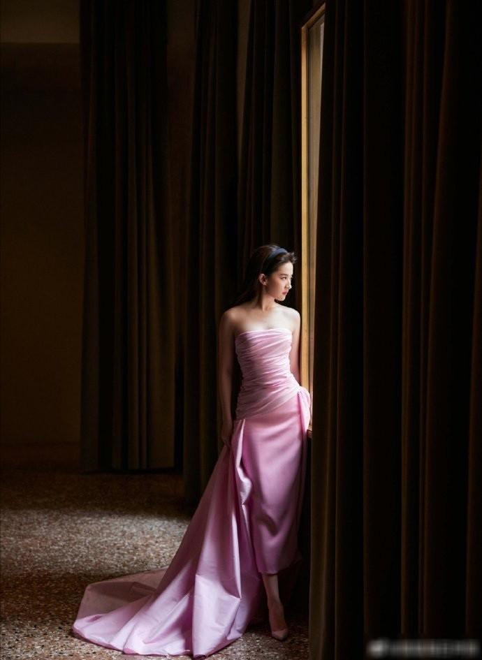 Luu Diec Phi dien vay lap lo, anh cam thuong co 'dim hang'?-Hinh-5