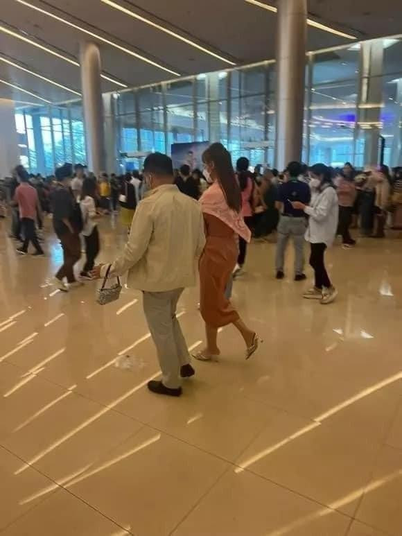 Phương Oanh đi guốc cạnh Shark Bình, chưa tinh tế như Đỗ Mỹ Linh - Hình 4 Phuong Oanh di guoc canh Shark Binh, chua tinh te nhu Do My Linh-Hinh-4