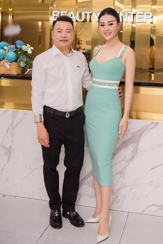 Phương Oanh đi guốc cạnh Shark Bình, chưa tinh tế như Đỗ Mỹ Linh - Hình 2 Phuong Oanh di guoc canh Shark Binh, chua tinh te nhu Do My Linh-Hinh-2