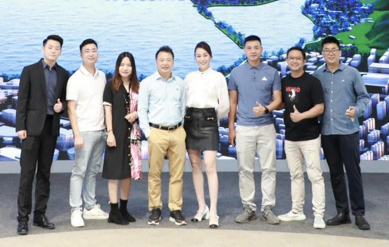 Phương Oanh đi guốc cạnh Shark Bình, chưa tinh tế như Đỗ Mỹ Linh Phuong Oanh di guoc canh Shark Binh, chua tinh te nhu Do My Linh