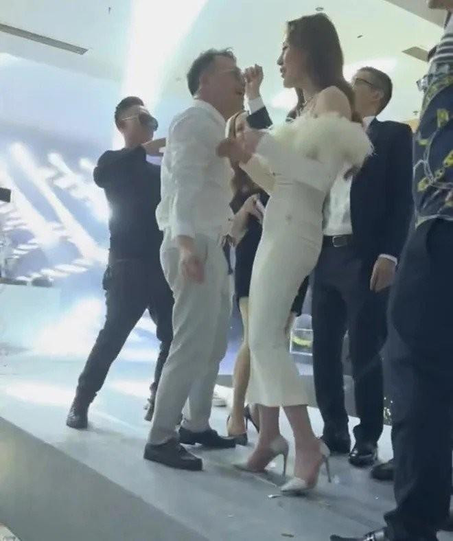 Phương Oanh đi guốc cạnh Shark Bình, chưa tinh tế như Đỗ Mỹ Linh - Hình 3 Phuong Oanh di guoc canh Shark Binh, chua tinh te nhu Do My Linh-Hinh-3