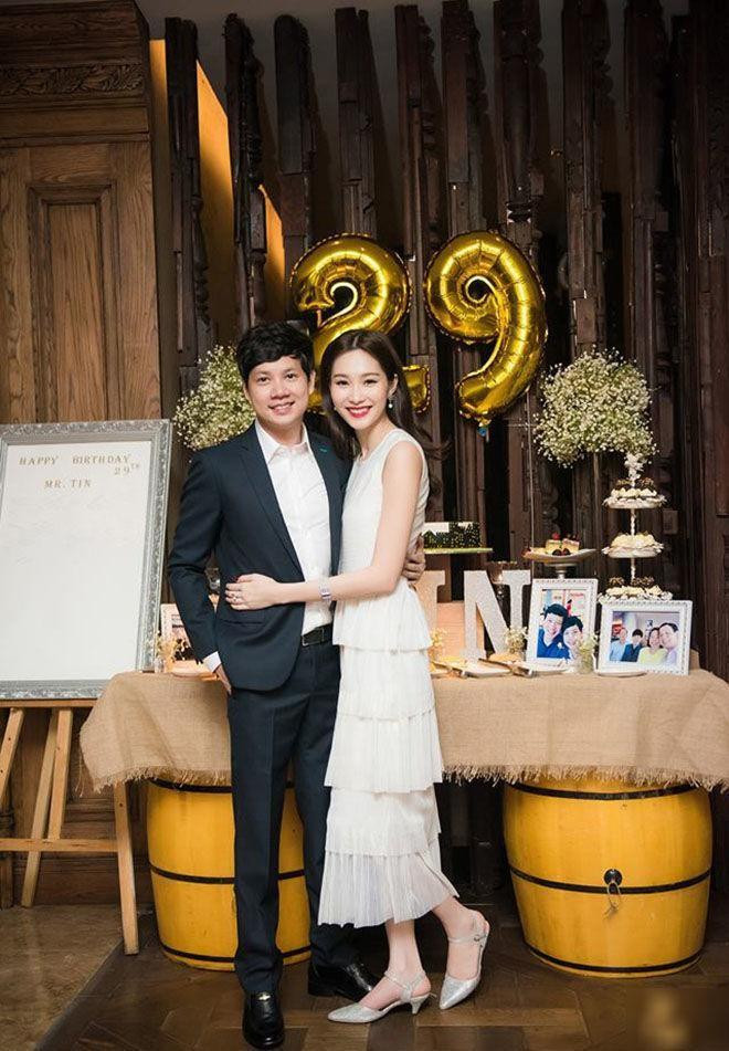 Phương Oanh đi guốc cạnh Shark Bình, chưa tinh tế như Đỗ Mỹ Linh - Hình 11 Phuong Oanh di guoc canh Shark Binh, chua tinh te nhu Do My Linh-Hinh-11