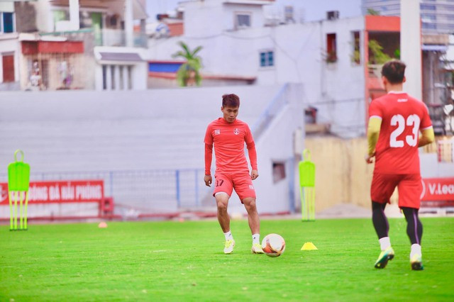 Tien dao tuyen nu Viet Nam len xe hoa voi cau thu CLB Hai Phong-Hinh-5