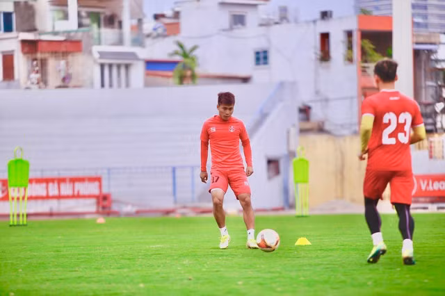 Tien dao tuyen nu Viet Nam len xe hoa voi cau thu CLB Hai Phong-Hinh-5