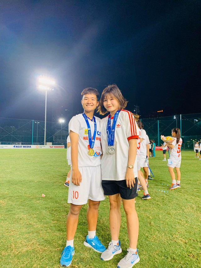 Tien dao tuyen nu Viet Nam len xe hoa voi cau thu CLB Hai Phong-Hinh-4