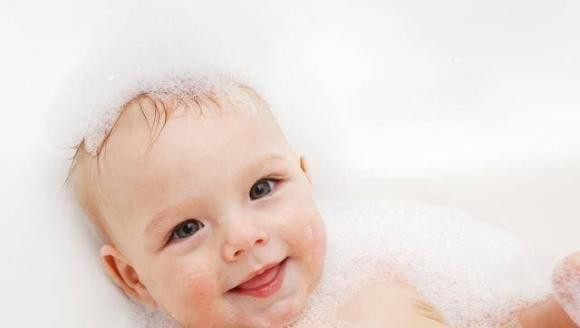 Tre em co not ruoi o vi tri nay la bieu tuong cua “phuoc lanh