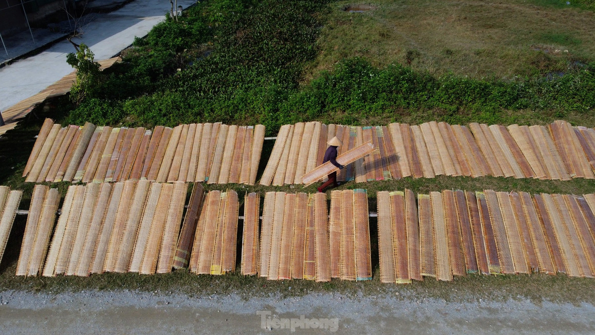 Về tại thôn Bình xã Thạch Hưng những ngày này khắp các đường làng, mảnh đất hoang đều được người dân tận dụng để phơi bánh đa nem.